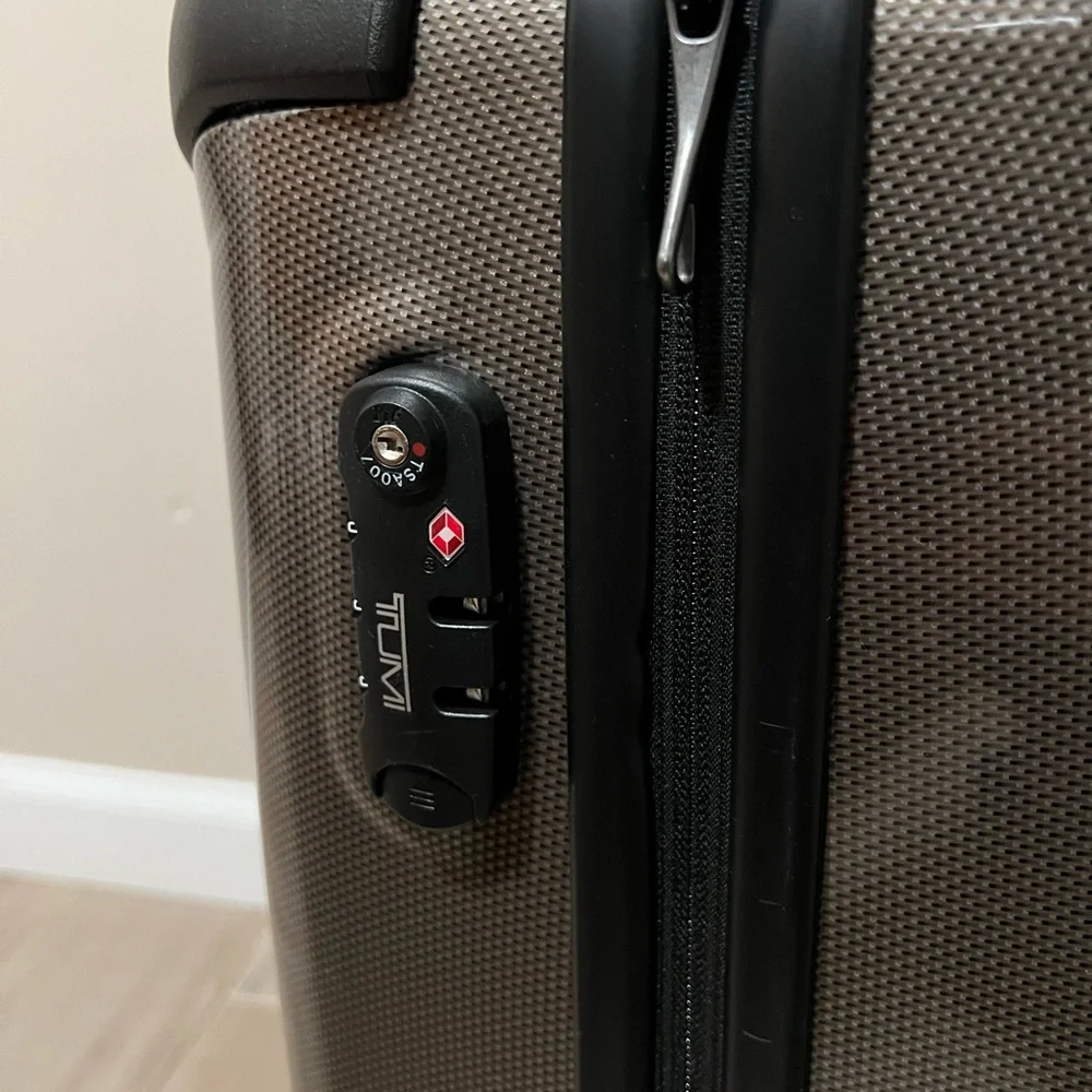 Tumi Vapor 22
